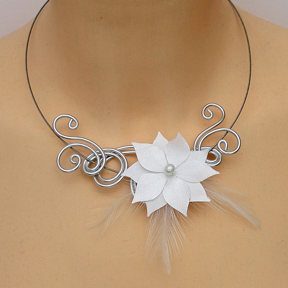 Collier mariage blanc fleur plumes