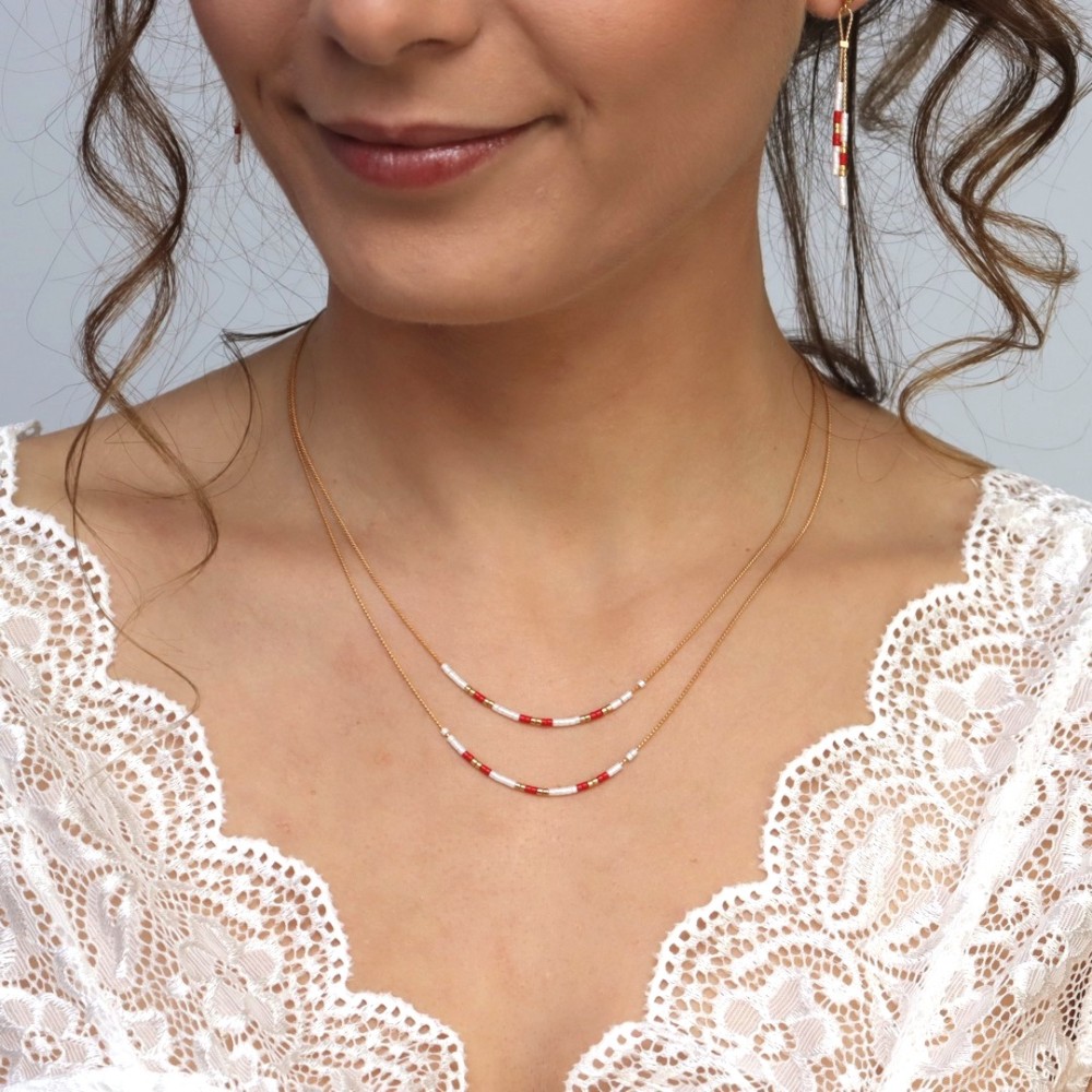 Collier double rang or blanc et rouge Collier double rang or blanc et rouge