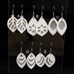 Boucles d'oreilles simili cuir pailleté blanc irisé argent BOS1001A