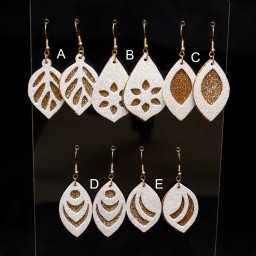 Boucles d'oreilles simili cuir pailleté blanc irisé or  BOS1003A