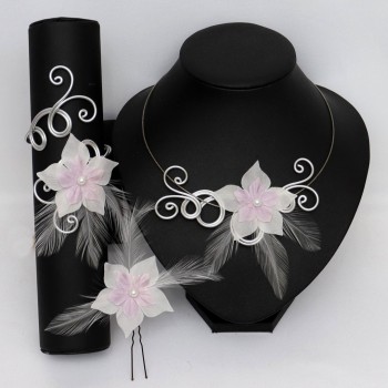 Bracelet mariage fleur blanche et rose sur fils argentés pour Laetitia