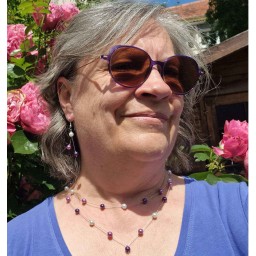 Parure de bijoux personnalisés en violet et parme pour Pascale